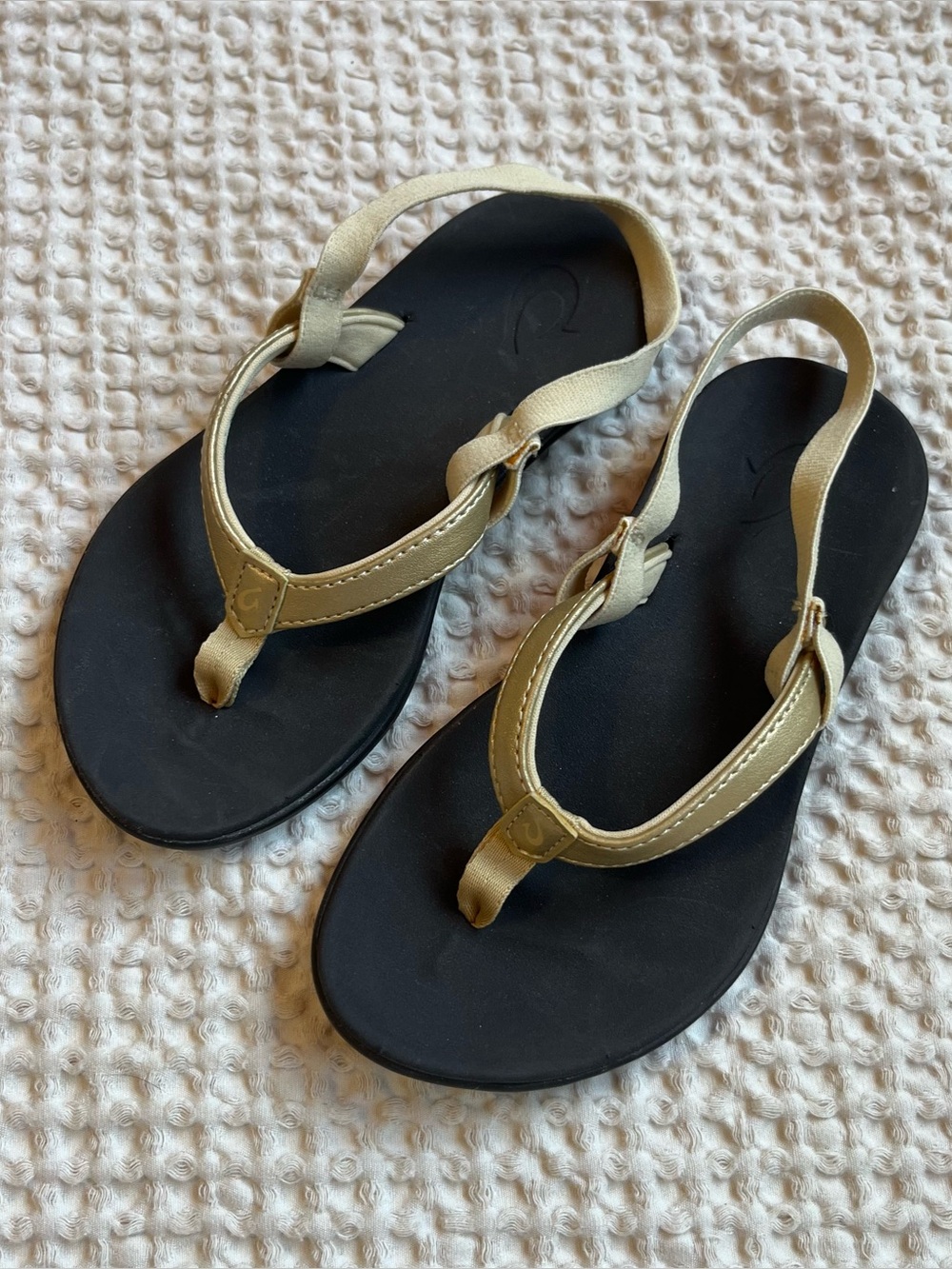 OluKai Girls Ho'opio Metallic Gold Black Slingback Thong Sandals Size 11